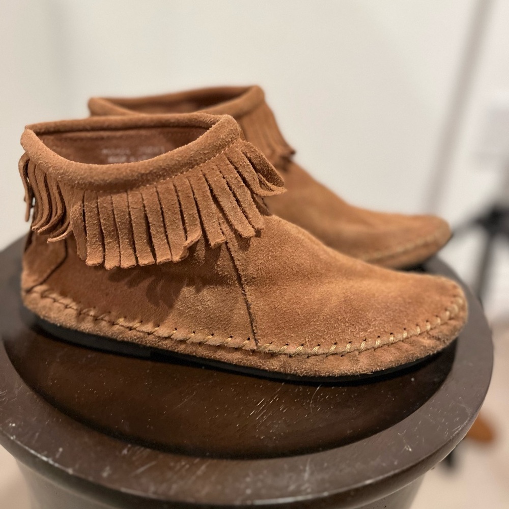 Mini Boden Big Girls/kids Suede Caramel Moccasin Shoes. Size 4. Fall/halloween